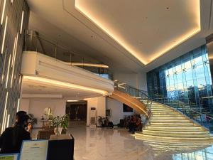 Golden Peak Hotel & Suites powered by Cocotel في مدينة سيبو: لوبي مع درج حلزوني في مبنى