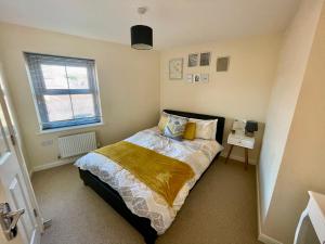 a bedroom with a bed in a small room at Silver Stag Properties, Comfy 2 BR Home in Ashby in Smisby