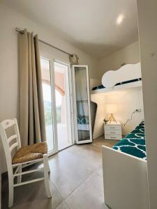 1 dormitorio con cama y espejo en Casa vacanze Sardegna B, en Tertenìa