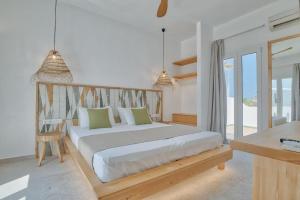 Postel nebo postele na pokoji v ubytování Marinatou Suites + 32 fotografií