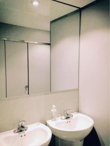 Fun Taipei Share House 樂趣台北共居 - 月租 في تايبيه: حمام به مغسلتين ومرآة كبيرة