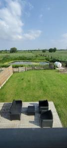- une vue sur une cour avec un étang et deux bancs dans l'établissement le Repaire des Loups, 