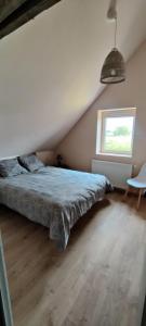 Schlafzimmer mit einem Bett und einem Fenster in der Unterkunft le Repaire des Loups 