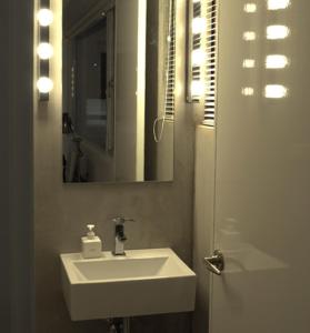 y baño con lavabo blanco y espejo. en Fun Taipei Share House 樂趣台北共居 - 月租 en Taipéi