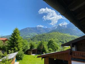 une vue sur les montagnes depuis une maison dans l'établissement Ferienwohnungen Artenreitwinkl Hallinger, à Schönau am Königssee