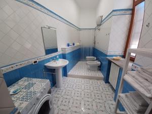 un bagno bianco e blu con servizi igienici e lavandino di casacapasso a Napoli