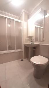 Ένα μπάνιο στο APARTAMENTO EN CANDAS CON GARAJE