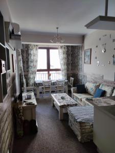 ein Wohnzimmer mit einem Sofa und einem Tisch in der Unterkunft Lazuren Bryag Lux suite in Burgas City