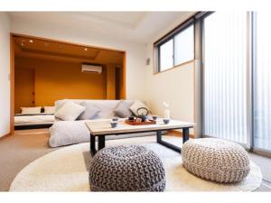 東京にあるTemple Hotel Shoden-ji - Vacation STAY 38969vのリビングルーム(コーヒーテーブル、ソファ付)