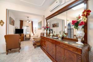 un soggiorno con grande comò in legno con specchio di Casa Catalina a Jerez de la Frontera