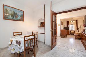 Zimmer mit einem Tisch und einem Esszimmer in der Unterkunft Casa Catalina in Jerez de la Frontera