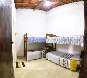 a room with two bunk beds in a room at Hostel Zig Zag Suítes in Lençóis