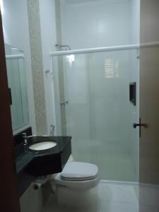 een badkamer met een douche, een toilet en een wastafel bij HOTEL MILANO in Sorocaba