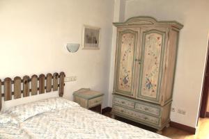 um quarto com uma cómoda ao lado de uma cama em Ikaztegietako Ostatua em Icazteguieta