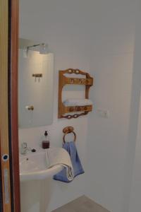 a bathroom with a sink and a mirror at Ikaztegietako Ostatua in Icazteguieta