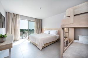Posteľ alebo postele v izbe v ubytovaní Porto Bello Beach Hotel