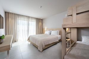 Posteľ alebo postele v izbe v ubytovaní Porto Bello Beach Hotel
