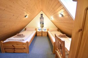 two beds in a small room in a attic at Haus Krabbe in Norddeich