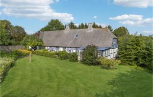 una casa grande con un gran patio delante en Lovely Home In Horslunde With Wifi, en Horslunde