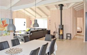 sala de estar con mesa, sillas y chimenea en Amazing Home In Sby With Wifi, en Nordost