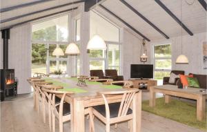 バイアス・スタンにあるStunning Home In Vejers Strand With Kitchenのダイニングルーム(大きな木製テーブル、椅子付)
