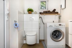 a laundry room with a washer and dryer at Ferienwohnung am Parksee in Bad Bodenteich