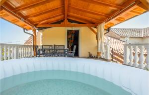 Bazén v ubytování Cozy Apartment In Hreljin With Jacuzzi nebo v jeho okolí