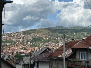- Vistas a una ciudad con casas y montañas en Dear apartments en Sarajevo