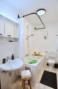 y baño con lavabo, bañera y aseo. en SAPPHIRE APARTMENT: FREE PARKING + NETFLIX + BATHTUB, en Essen