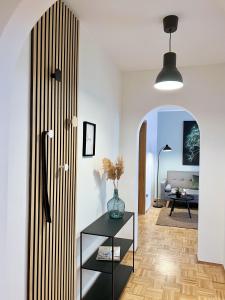 una sala de estar con una gran mampara de madera con una mesa en SAPPHIRE APARTMENT: FREE PARKING + NETFLIX + BATHTUB, en Essen