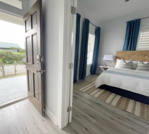 Кровать или кровати в номере Elegant Duplex Steps to Forsyth!