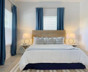 Кровать или кровати в номере Elegant Duplex Steps to Forsyth!
