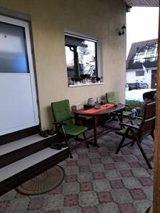een kamer met een tafel en stoelen en een raam bij La Bibicu in Agnita