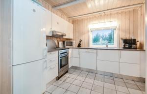 ブラーバンドにあるNice Home In Blvand With 4 Bedrooms, Sauna And Wifiの白い家電製品付きのキッチン、窓