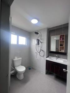 ein Bad mit einem WC, einem Waschbecken und einer Dusche in der Unterkunft Sitiawan Acacia Homestay in Sitiawan