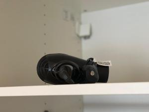 eine Kamera auf einem weißen Regal in der Unterkunft King's Cross Bright Studio in London