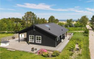 フレデリクスハウンにあるAmazing Home In Frederikshavn With 3 Bedrooms And Wifiのデッキ付きの黒い家の頭上の景色