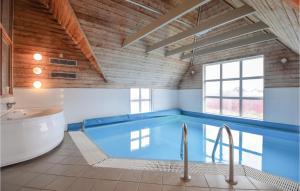 ブラーバンドにあるBeautiful Home In Blvand With Sauna, Wifi And Indoor Swimming Poolの広いバスルーム(バスタブ、シンク付)