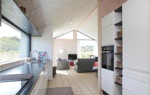 イェリングにあるLovely Home In Hjrring With House A Panoramic Viewのキッチン(カウンター付)、リビングルーム