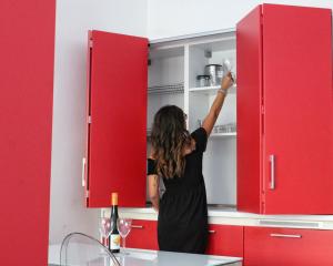 een vrouw in een rode kast in een keuken bij CA'35 in Turijn
