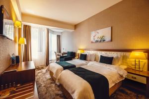 Un pat sau paturi într-o cameră la Costé Hotel