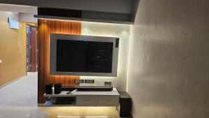 ein Wohnzimmer mit einem TV an der Wand in der Unterkunft Luxurious 2 BHK Apartment Fully Furnished with All Major Electronics and Automation in Pune