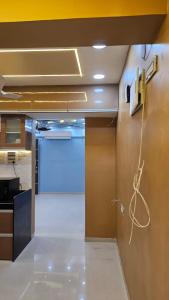 vista su una camera con schermo di proiezione di Luxurious 2 BHK Apartment Fully Furnished with All Major Electronics and Automation a Pune
