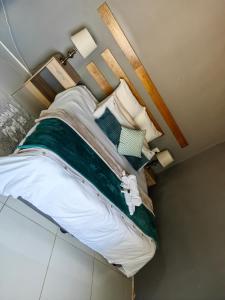 1 cama grande en una habitación pequeña con en Emfuleni Boughton Inn, en Pietermaritzburg