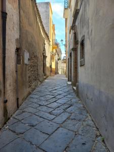 eine Gasse in einer Altstadt mit einem Kopfsteinpflaster in der Unterkunft Casa di Nzino in Guglionesi