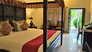 Voodi või voodid majutusasutuse Pushkar Fort - Luxury Heritage Resort toas