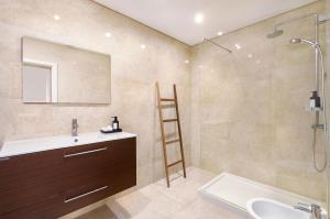 a bathroom with a shower and a sink and a ladder at Casa da Lameira in São Lourenço