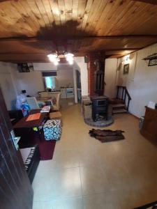 een woonkamer met een fornuis bij AWilaBorova# in Zlatibor