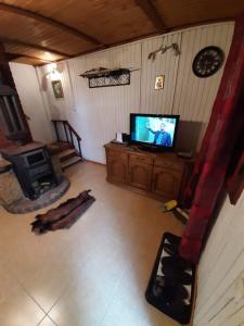 een woonkamer met een flatscreen-tv bij AWilaBorova# in Zlatibor