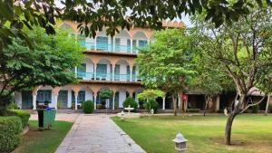 Aed väljaspool majutusasutust Pushkar Fort - Luxury Heritage Resort